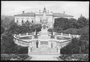 Bilin. Sauerbrunn Dr.Ritter von Reuss Denkmal mit Kurhaus