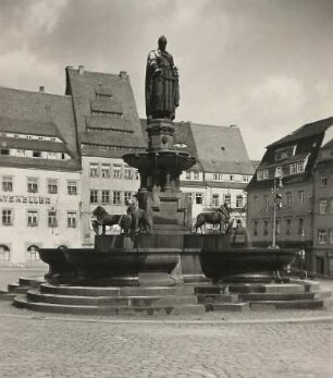Brunnendenkmal Markgraf Otto des Reichen (1889-1897; G. Gröne). Granit, norwegischer Labradorstein. Freiberg (Sachsen), Obermarkt