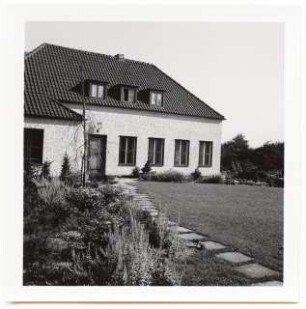 Garten am Landhaus van Beek am Seddiner See: Wohnhaus Eingangseite