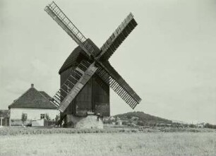 Röcknitz. Bockwindmühle mit Mühlengehöft und Hohburger Bergen