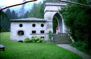 Lasino: Schloss Passy [Villa Ciani Bassetti], Garten und Hofansichten