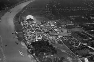 Dresden. Vogelwiese auf den Johannstädter Elbwiesen : Dresden. Vogelwiese mit Schießhalle der Bogenschützengesellschaft auf den Johannstädter Elbwiesen. Luftbild-Schrägaufnahme von Nordwest