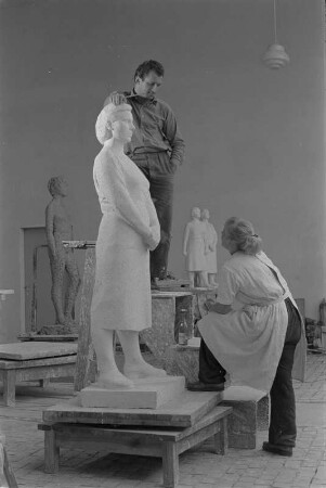 Beim Modellieren einer stehenden Frau mit verschränkten Händen. Gips (1960/1962) (Studentenarbeit der Bildhauerklasse von Walter Arnold)