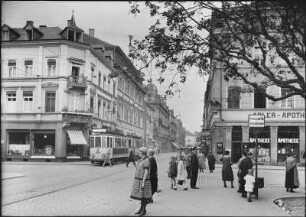 Ludwigshafen, Straßenbild : Ludwigshafen. Straßenbild mit Straßenbahnhaltestelle und Straßenbahnzug der Linie 3 (TW 243), Oggersheimer Straße