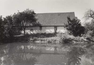 Schönwölkau-Wölkau-Boyda, Gehöfte am Dorfanger, Ansicht über den Dorfteich. Lehmhaus (ehem. Boyda Nr. 8), Nr. 12