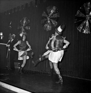 Karneval: Hotel Oldesloer Hof, Saal: Prunksitzung: Veranstalter Oldesloer Männerchor von 1844, Oldesloer Singakademie von 1946: Bühne: Auftritt der Mädchengarde: hinten links Podium, Zeremonienmeister