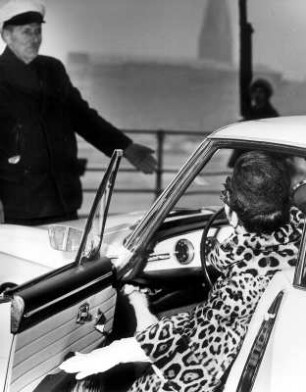 Hamburg-Neustadt. Hex, die Frau des Fotografen, vor dem Hotel "Vier Jahreszeiten" auf dem Neuen Jungfernstieg. Sie steigt in einen PKW