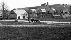 Großhennersdorf. Blick zum Windmühlengehöft oberhalb des Ortes