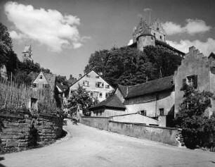 Meersburg. Altes Schloß (Baubeginn 1334, Umbauten 1501/1900). Ansicht von der Stadt