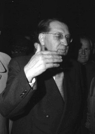 Freiburg: Stadthalle; FDP-Wahlkundgebung; Thomas Dehler im Gespräch