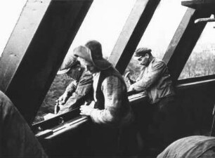Szene aus den Dokumentarfilm "Das erste Kugelhaus der Welt": Montagearbeiten