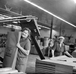 Sackfabrik : Arbeiterinnen einer Sackfabrik an ihrem Arbeitsplatz und während der Arbeit