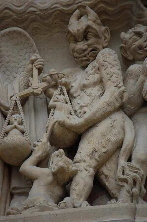 Grimmige Teufelsfigur an der Fassade der Kirche Notre Dame