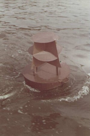 Tonne mit Radarreflektor im Rhein