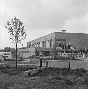 Sporthalle: Neubau: Schulzentrum Glinde: Außenansicht: Einweihung: vorn Außenanlagen: hinten links Lieferwagen: rechts Glinder Spielmannszug