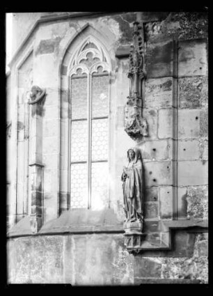 Marienkapelle, Madonna neben Fenster