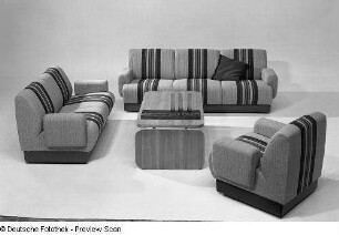 Sitzgruppe (Modell 5302) : Wohnzimmermöbel. Sitzgruppe (1974; Polstermöbelkombinat Oelsa-Rabenau (PMK)) und Couchtisch