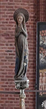 Triumphkreuzgruppe — Trauernde Maria