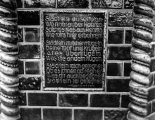 Tafel mit Inschrift am Töpferbrunnen in Kohren-Sahlis