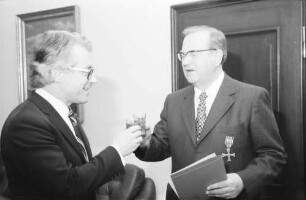 Freiburg: Regierungspräsidium; Bundesverdienstkreuz für Wilhelm Widerhold überreicht durch Wirtschaftsminister Eberle