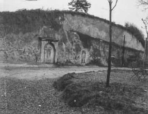 Höhlen : Ein Berghang mit als Schuppen genutzten Höhlen, die mit Türen verschlossen sind