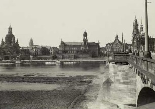 Dresden, Blick über die Augustusbrücke zur Altstadt : Terrassenufer, Dampferanlegestelle