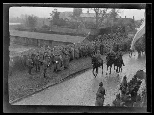 Kriegsparade des 9. Feld-Artillerie-Regiments in Biaches (Dep. Somme, Frankreich) mit König Ludwig III. von Bayern