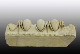 Ionisches Kymation (vier anpassende Fragmente) mit Versatzmarke und Inschrift vom Dionysos-Altar auf der Theaterterrasse
