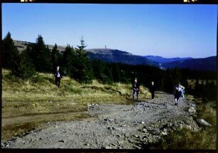 Stübenwasen: Feldbergblick vom Dreiländerweg [im Vordergrund Wanderer]