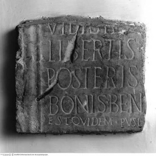 Antike Inschriften, Fragmente und Artefakte, Teil einer Inschrift "LIBERTIS ... POSTERIS ... BONISBEN"