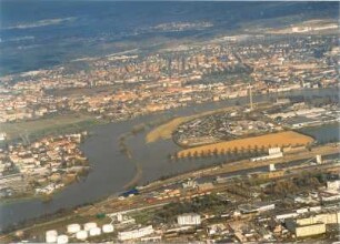 Dresden. Friedrichstadt mit Industriegebiet am Güter- und Rangierbahnhof Friedrichstadt und Ostragehege, Übigau, Mickten und Pieschen während des Elbe-Hochwassers. Luftbild-Schrägaufnahme von Südwest