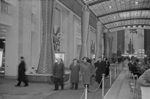 Messebesucher in der Ausstellungshalle der Sowjetunion im Ringmessehaus