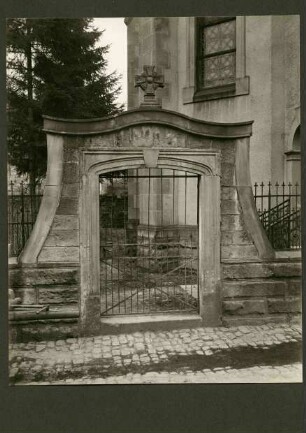 kath. Kirche, Tor zum alten Friedhof