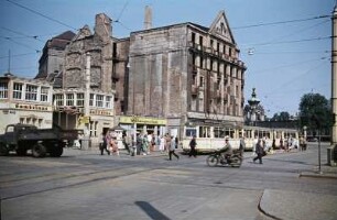 Dresden-Altstadt. Postplatz mit Gaststätte "Gambrinus" und ehemaligem Palasthotel