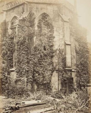 Chorfenster mit Efeu
