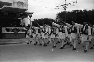 Chisinau: Vorbeimarsch von Bauern in Tracht