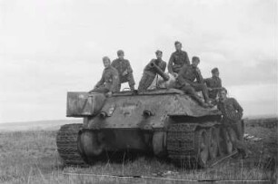 Zweiter Weltkrieg. Frontbilder. Sowjetunion. Angehörige der deutschen Wehrmacht, auf einem Panzer sitzend