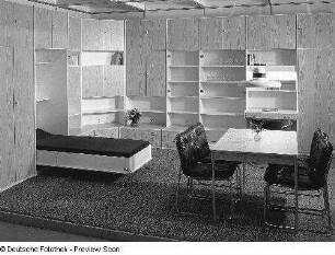 Ausstellungskoje mit Wohnzimmermöbeln des VEB Möbelkombinat Dresden-Hellerau