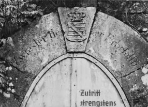 Berggießhübel, Zwieseler tiefer Erbstolln, Schlussstein des Portals von 1825