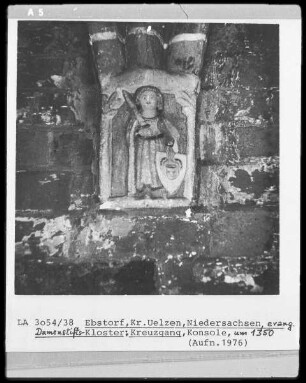 Konsole: Frau mit Schwert und Schild