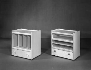 Phonoregal : Leipzig. Leipziger Herbstmesse (Vormesse), 1986. Zwei Phonoregale. Holz, weiß beschichtet (1986; VEB Möbelkombinat Dresden-Hellerau)