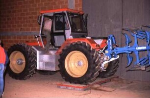 Fotografie: Systemtraktor, Achslastwaage, Wiegetechnik, Volldrehpflug