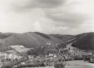 Leutenberg, Stadtansicht mit Kirche und Schloss Friedensburg. Blick über das Ilmtal nach Nordosten