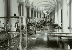 Innenansicht: Bogengalerie : Technikgeschichte | Grundlagen der Technik, Wissenschaft und Kultur | Mess- und Regeltechnik | Gewichtsmaße, Waagen