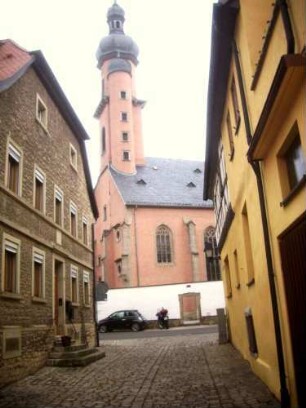 Stadtkirche - Ansicht von Westen mit Kirche (Kirchturm im Kern spärtomanisch - Langhaus spätgotisch) über Kirchhofmauer (Wehrgang im 19 Jh abgetragen)