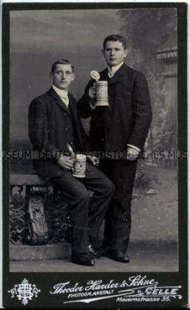 Zwei junge Männer mit Bierkrügen, Carte de Visite