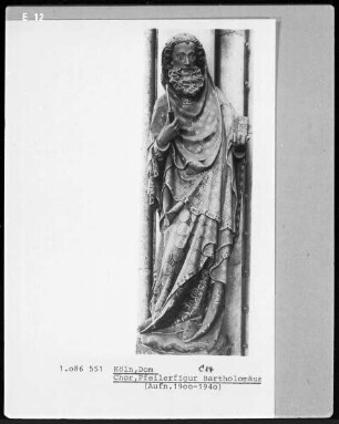 Steinigung des Heiligen Stephanus (links), der Heilige Gero und die Heilige Irmgard mit dem Gerokreuz (rechts)
