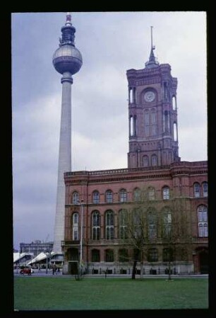 Blick über die Spandauer Straße Richtung Fernsehturm, rechjts das Berliner Rathaus