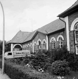 Marstall: Front zur Lübecker Straße / B 75: davor Lkw der Firma Lothar Kummer