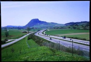 Singen: Hohentwiel, von Hausen aus, mit Autobahn vom Verteiler bei Singen